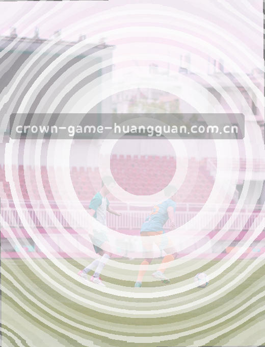 实时比分2-1，红队前锋单刀突入禁区。